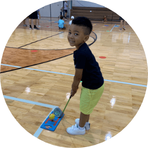 kid play golf